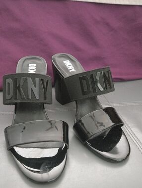 DKNY Black Patent & Elastic Logo Slide Mules NEW WITHOUT TAGS Never Worn